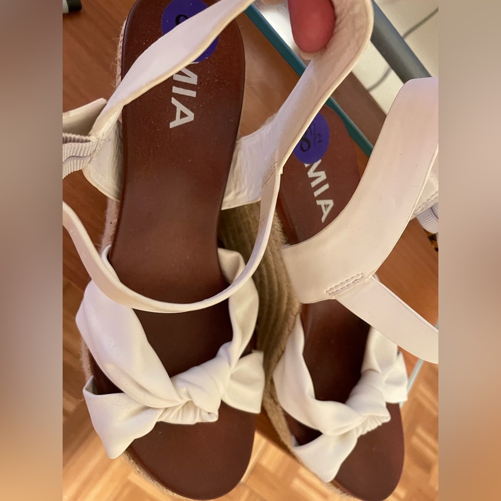 Mia white platform